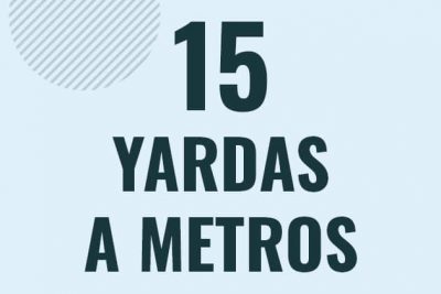 Profesor en pizarra explicando cuanto es 15 yardas en metros o como pasar de 15 yd a m