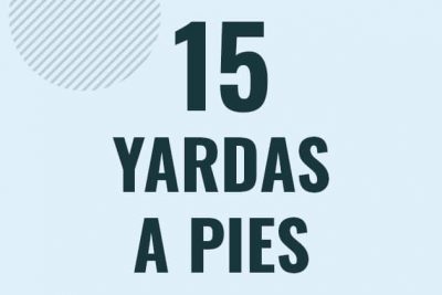 Profesor en pizarra explicando cuanto es 15 yardas en pies o como pasar de 15 yd a ft