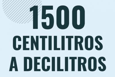 Profesor en pizarra explicando cuanto es 1500 centilitros en decilitros o como pasar de 1500 cl a dl