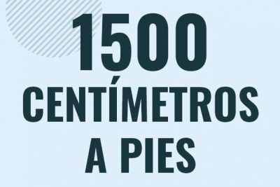 Profesor en pizarra explicando cuanto es 1500 centimetros en pies o como pasar de 1500 cm a ft