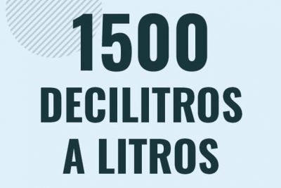 Profesor en pizarra explicando cuanto es 1500 decilitros en litros o como pasar de 1500 dl a l