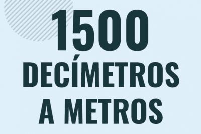 Profesor en pizarra explicando cuanto es 1500 decimetros en metros o como pasar de 1500 dm a m