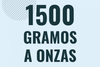 Profesor en pizarra explicando cuanto es 1500 gramos en onzas o como pasar de 1500 g a oz