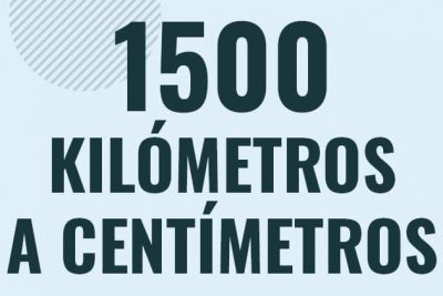 Profesor en pizarra explicando cuanto es 1500 kilometros en centimetros o como pasar de 1500 km a cm