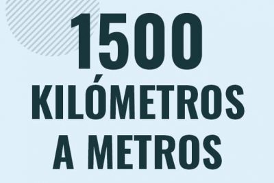 Profesor en pizarra explicando cuanto es 1500 kilometros en metros o como pasar de 1500 km a m