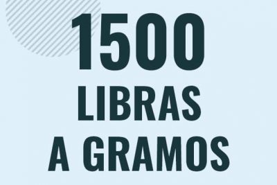 Profesor en pizarra explicando cuanto es 1500 libras en gramos o como pasar de 1500 lb a g