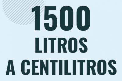 Profesor en pizarra explicando cuanto es 1500 litros en centilitros o como pasar de 1500 l a cl