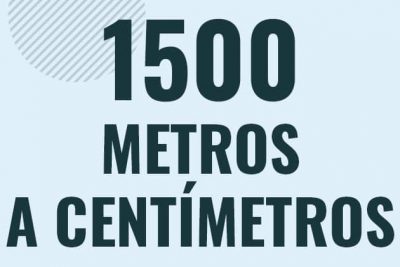 Profesor en pizarra explicando cuanto es 1500 metros en centimetros o como pasar de 1500 m a cm