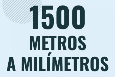 Profesor en pizarra explicando cuanto es 1500 metros en milimetros o como pasar de 1500 m a mm