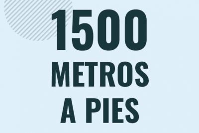Profesor en pizarra explicando cuanto es 1500 metros en pies o como pasar de 1500 m a ft