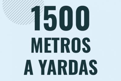 Profesor en pizarra explicando cuanto es 1500 metros en yardas o como pasar de 1500 m a yd