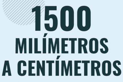 Profesor en pizarra explicando cuanto es 1500 milimetros en centimetros o como pasar de 1500 mm a cm