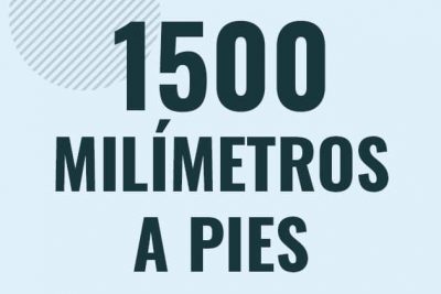 Profesor en pizarra explicando cuanto es 1500 milimetros en pies o como pasar de 1500 mm a ft