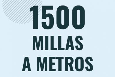 Profesor en pizarra explicando cuanto es 1500 millas en metros o como pasar de 1500 mi a m