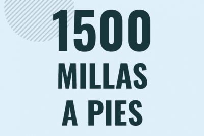 Profesor en pizarra explicando cuanto es 1500 millas en pies o como pasar de 1500 mi a ft