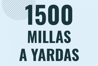 Profesor en pizarra explicando cuanto es 1500 millas en yardas o como pasar de 1500 mi a yd