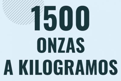 Profesor en pizarra explicando cuanto es 1500 onzas en kilogramos o como pasar de 1500 oz a kg