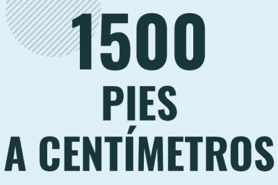 Profesor en pizarra explicando cuanto es 1500 pies en centimetros o como pasar de 1500 ft a cm