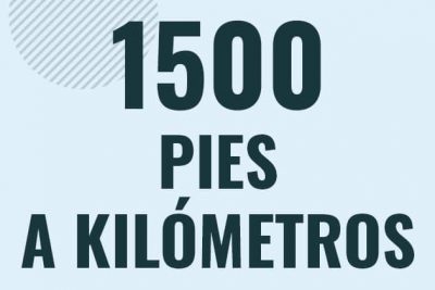 Profesor en pizarra explicando cuanto es 1500 pies en kilometros o como pasar de 1500 ft a km