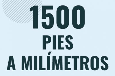 Profesor en pizarra explicando cuanto es 1500 pies en milimetros o como pasar de 1500 ft a mm