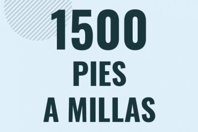 Profesor en pizarra explicando cuanto es 1500 pies en millas o como pasar de 1500 ft a mi