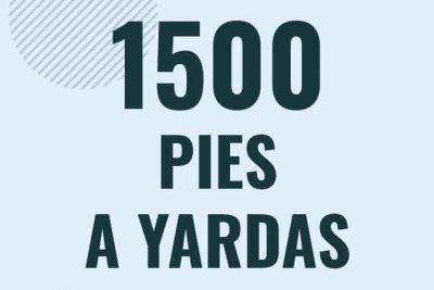 Profesor en pizarra explicando cuanto es 1500 pies en yardas o como pasar de 1500 ft a yd