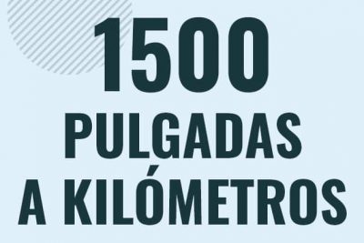 Profesor en pizarra explicando cuanto es 1500 pulgadas en kilometros o como pasar de 1500 in a km