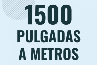 Profesor en pizarra explicando cuanto es 1500 pulgadas en metros o como pasar de 1500 in a m