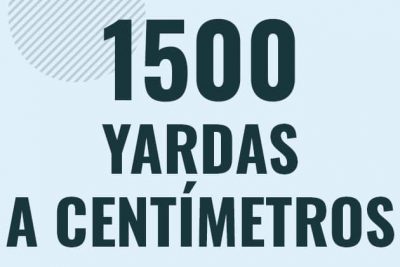 Profesor en pizarra explicando cuanto es 1500 yardas en centimetros o como pasar de 1500 yd a cm