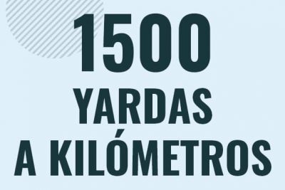 Profesor en pizarra explicando cuanto es 1500 yardas en kilometros o como pasar de 1500 yd a km