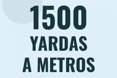 Profesor en pizarra explicando cuanto es 1500 yardas en metros o como pasar de 1500 yd a m