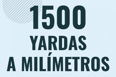 Profesor en pizarra explicando cuanto es 1500 yardas en milimetros o como pasar de 1500 yd a mm