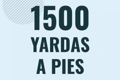 Profesor en pizarra explicando cuanto es 1500 yardas en pies o como pasar de 1500 yd a ft