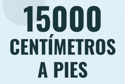 Profesor en pizarra explicando cuanto es 15000 centimetros en pies o como pasar de 15000 cm a ft
