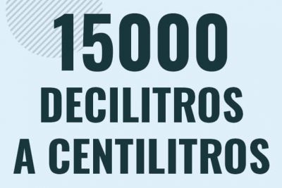 Profesor en pizarra explicando cuanto es 15000 decilitros en centilitros o como pasar de 15000 dl a cl
