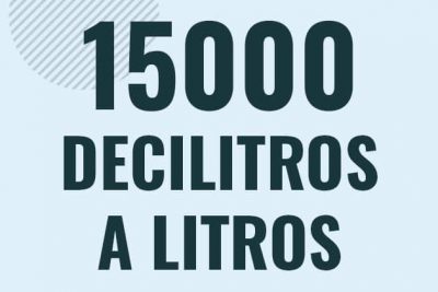 Profesor en pizarra explicando cuanto es 15000 decilitros en litros o como pasar de 15000 dl a l