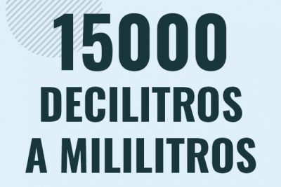 Profesor en pizarra explicando cuanto es 15000 decilitros en mililitros o como pasar de 15000 dl a ml