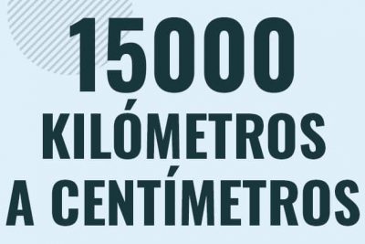 Profesor en pizarra explicando cuanto es 15000 kilometros en centimetros o como pasar de 15000 km a cm