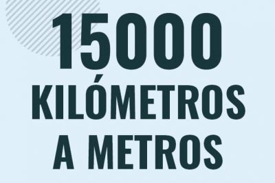 Profesor en pizarra explicando cuanto es 15000 kilometros en metros o como pasar de 15000 km a m