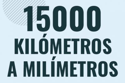 Profesor en pizarra explicando cuanto es 15000 kilometros en milimetros o como pasar de 15000 km a mm