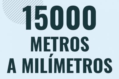 Profesor en pizarra explicando cuanto es 15000 metros en milimetros o como pasar de 15000 m a mm
