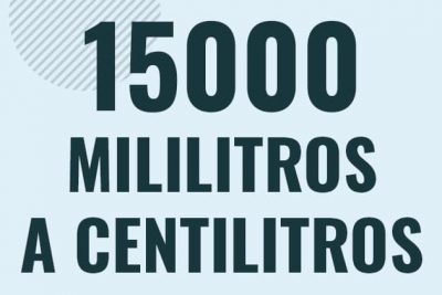 Profesor en pizarra explicando cuanto es 15000 mililitros en centilitros o como pasar de 15000 ml a cl