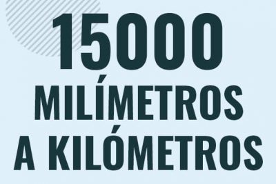 Profesor en pizarra explicando cuanto es 15000 milimetros en kilometros o como pasar de 15000 mm a km