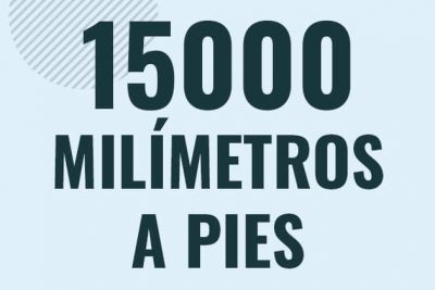 Profesor en pizarra explicando cuanto es 15000 milimetros en pies o como pasar de 15000 mm a ft