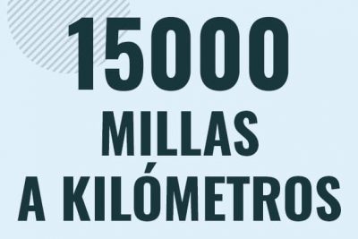 Profesor en pizarra explicando cuanto es 15000 millas en kilometros o como pasar de 15000 mi a km