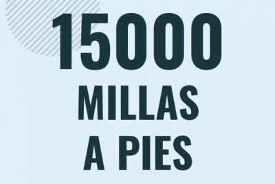 Profesor en pizarra explicando cuanto es 15000 millas en pies o como pasar de 15000 mi a ft