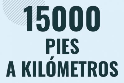 Profesor en pizarra explicando cuanto es 15000 pies en kilometros o como pasar de 15000 ft a km