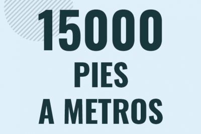 Profesor en pizarra explicando cuanto es 15000 pies en metros o como pasar de 15000 ft a m