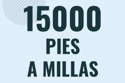 Profesor en pizarra explicando cuanto es 15000 pies en millas o como pasar de 15000 ft a mi