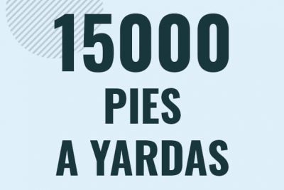 Profesor en pizarra explicando cuanto es 15000 pies en yardas o como pasar de 15000 ft a yd
